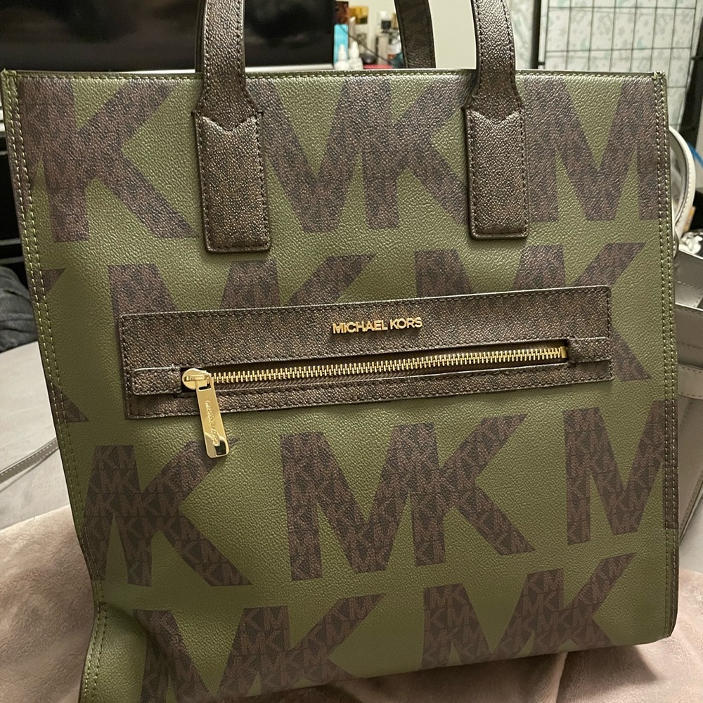 Large Michael Kors bag (purse). Brand new - Picture 2 of 4